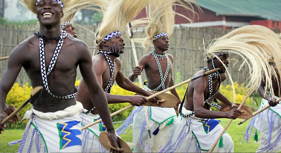 Disfrute de un excelente entretenimiento cultural acogedor de la mano de nativos de Ruanda. 