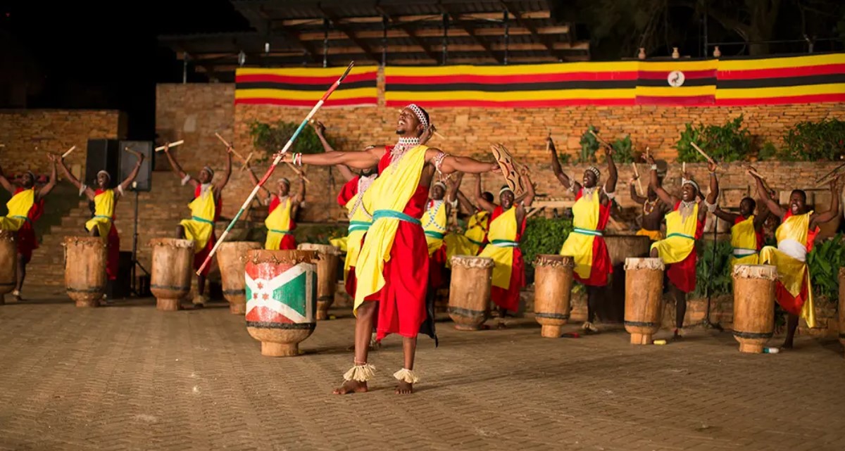 Vea un espectáculo de danza tradicional en el Centro Cultural Ndere