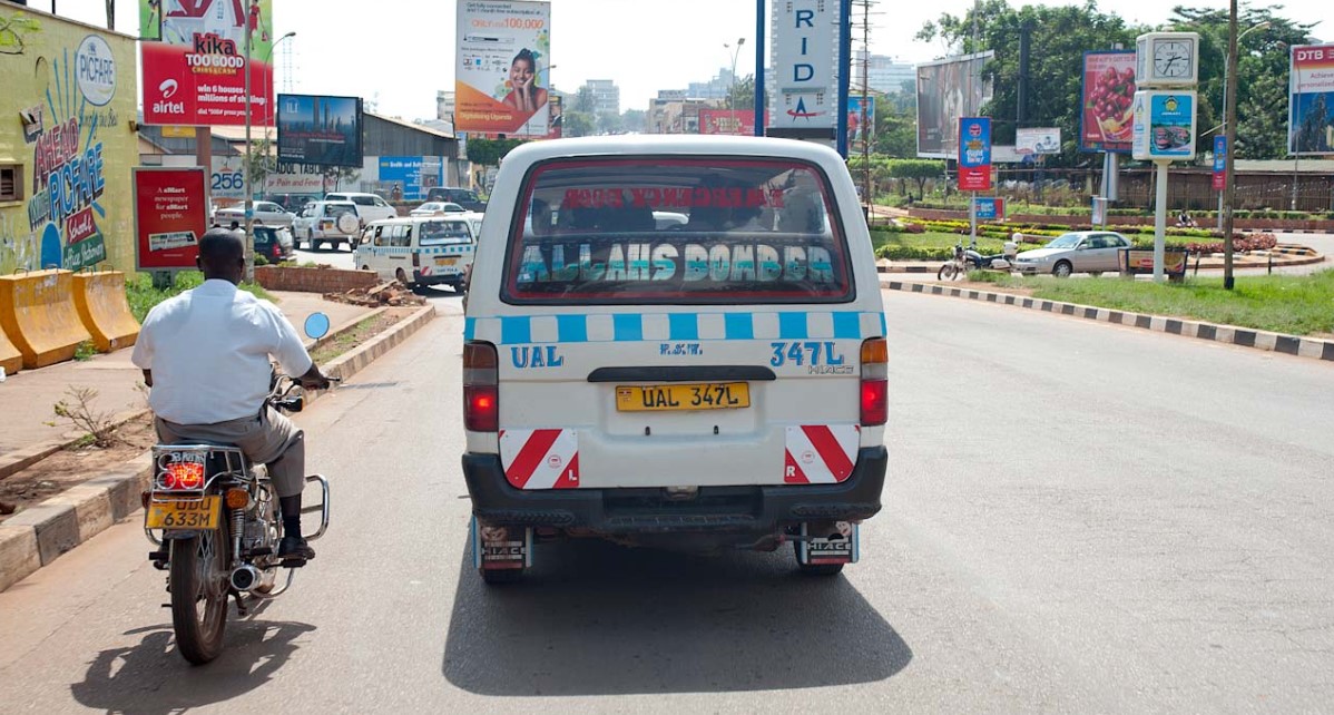 Tenga cuidado al conducir, ya que algunos conductores de minibuses y autobuses son imprudentes.