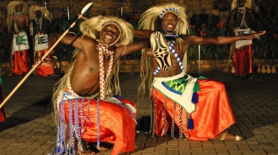 Experiencias culturales para añadir a su safari en Uganda: Los safaris de Uganda para observar gorilas de montaña, chimpancés y los cinco grandes son mundialmente famosos