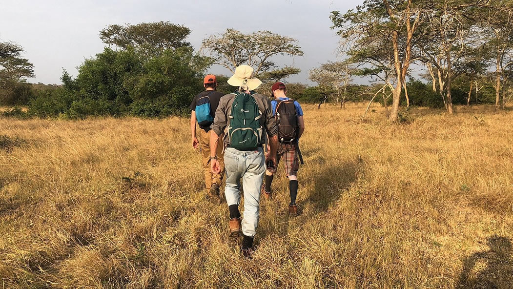 A pie por la naturaleza salvaje guía de safaris a pie en el Parque Nacional del Lago Mburo